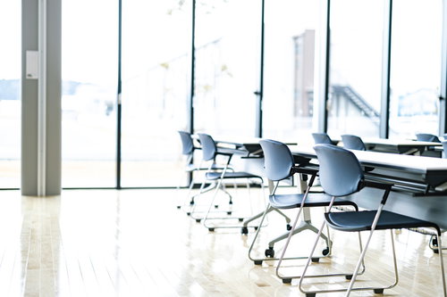 双葉町産業交流センターの会議室に並ぶミーティング用の椅子