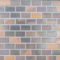 表面が滑らかなグレーとブラウンのレンガ調タイル壁の写真