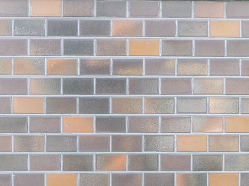 表面が滑らかなグレーとブラウンのレンガ調タイル壁