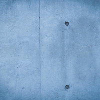 黒ずんだセパ穴が規則正しく並ぶコンクリート打ちっぱなし壁の写真