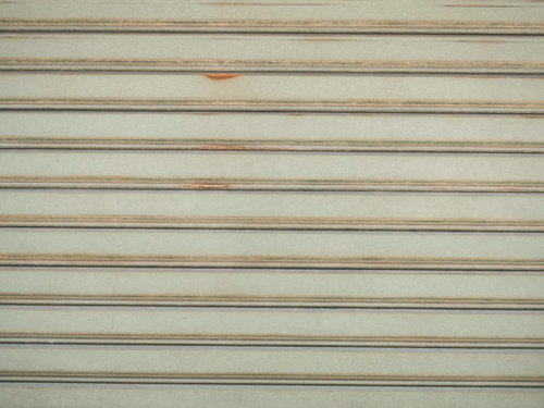 目立たない錆が浮かぶベージュ色のシャッター