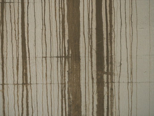 雨垂れによる大量の筋汚れが広がるテクスチャー