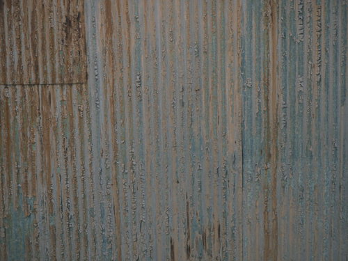 金属の波板に付着する汚れと錆のテクスチャー