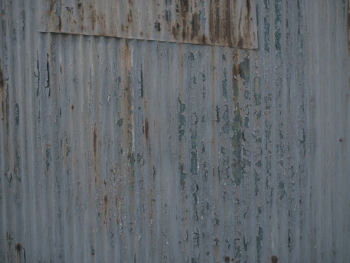 塗装が剥げた古い波板のテクスチャ