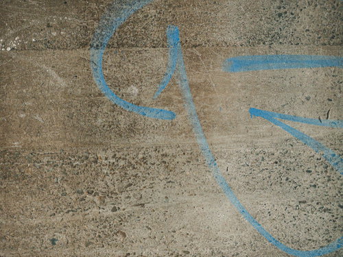 青いペイントで描かれた落書きのコンクリート壁