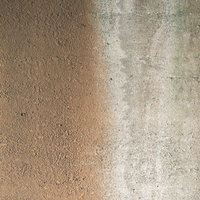 コンクリート擁壁に発生した白華現象と錆による劣化の写真