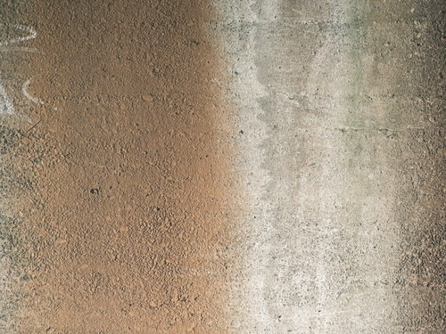 コンクリート擁壁に発生した白華現象と錆による劣化