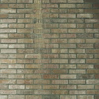 汚れた雨だれが縦に流れるレンガ調外壁のテクスチャーの写真