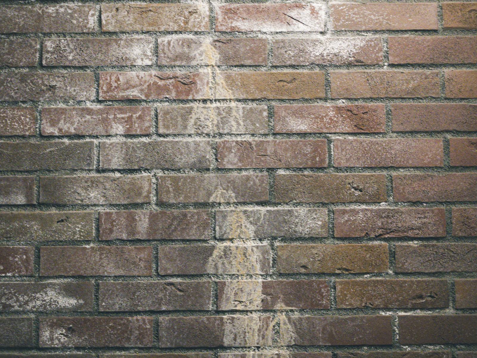 薄汚れた赤茶色のレンガ壁のテクスチャー