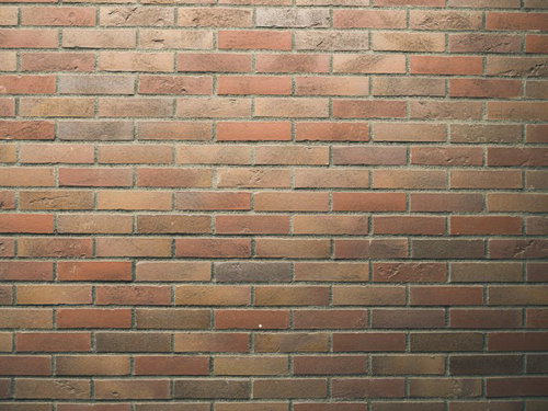 薄暗い照明に照らされたレンガ壁のテクスチャー