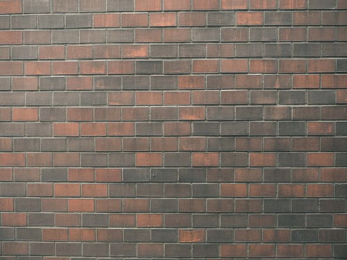 黒ずみや汚れが目立つ古いレンガ壁のタイル