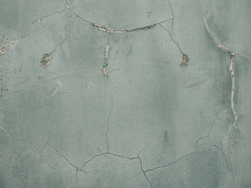 補修済みのコンクリート壁のひび割れとテクスチャー