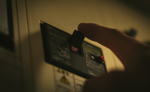 災害時にはブレーカーを切る手の操作と安全管理