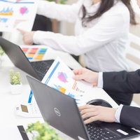 ノートパソコンを使った営業会議の打ち合わせの写真