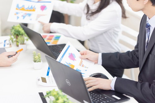 ノートパソコンを使った営業会議の打ち合わせ