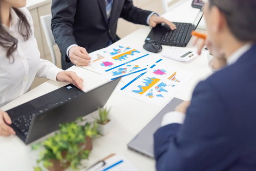 紙で印刷するよりデータでもらえないかと指摘される会議