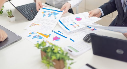 それっぽく出来上がった資料を使ってプレゼンする会議室の様子