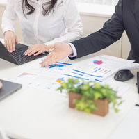 お客様に合ったプランを用意しています会議での打ち合わせの写真