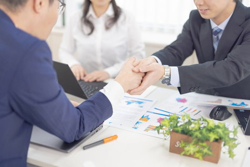 みごと商談成立、握手するビジネスマン、成功するオフィス風景
