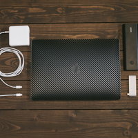 ノマドするのに必要なノートPCや充電器一式の写真