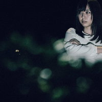 夏の風物詩「肝試し」中の女性の写真