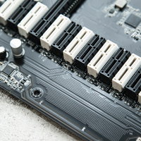 隣接するPCI-Expressスロットが配置されたマザーボードの写真