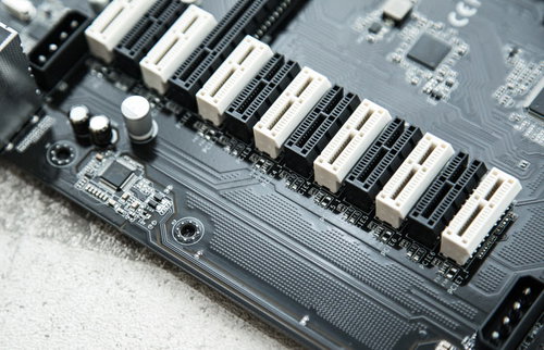 隣接するPCI-Expressスロットが配置されたマザーボード