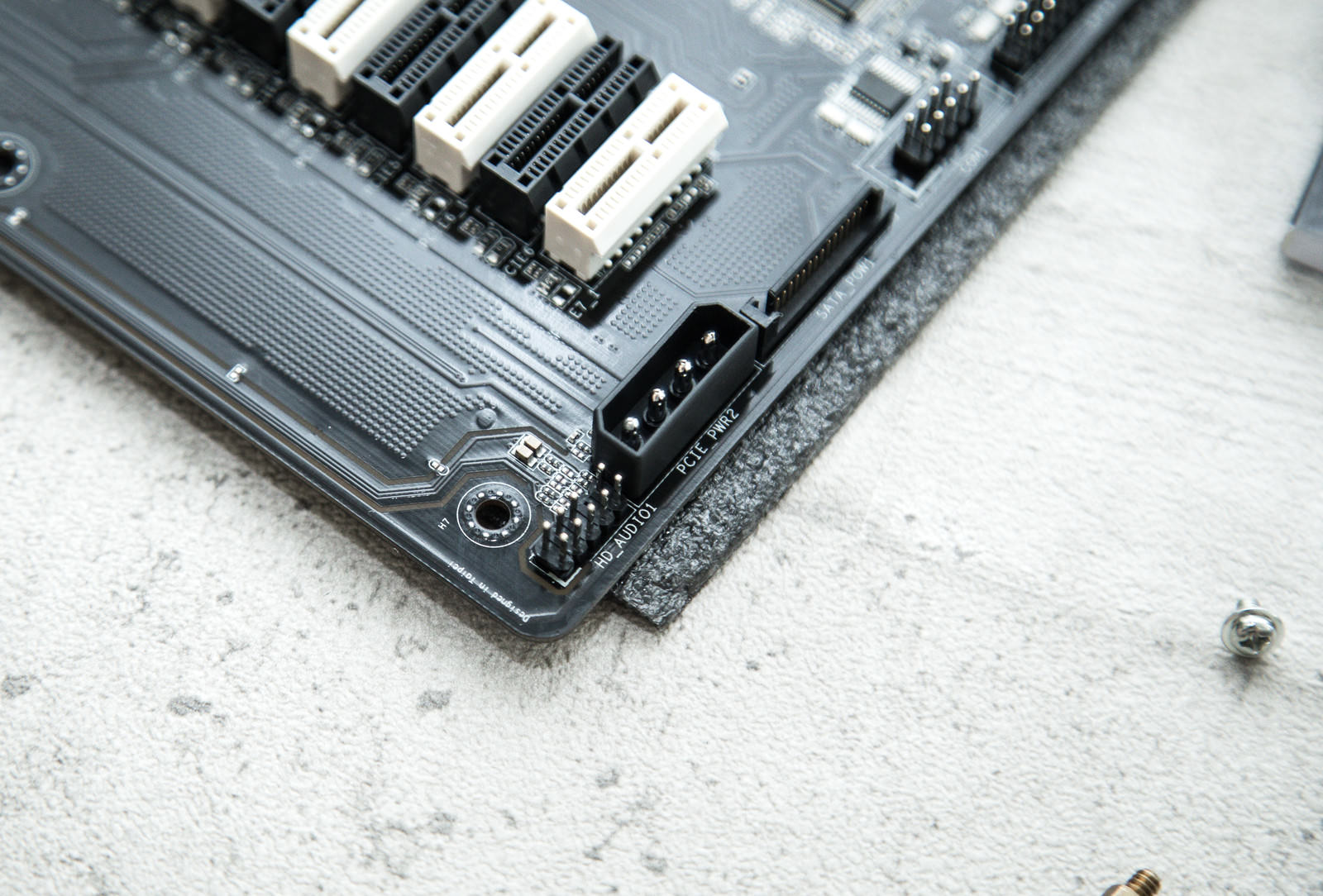 マザーボードの4ピンコネクタ装着口とコイン電池が配置された基板