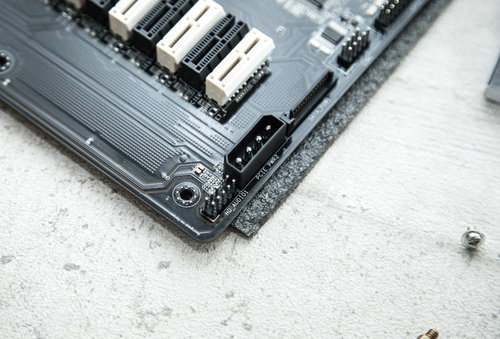 マザーボードの4ピンプリフェラルコネクタ装着口