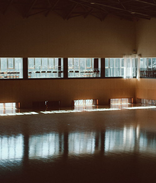 広々としたふたば未来学園の体育館で輝く青春