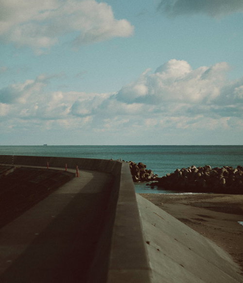 広野町防災緑地の海岸通りと波消ブロック、堤防景観