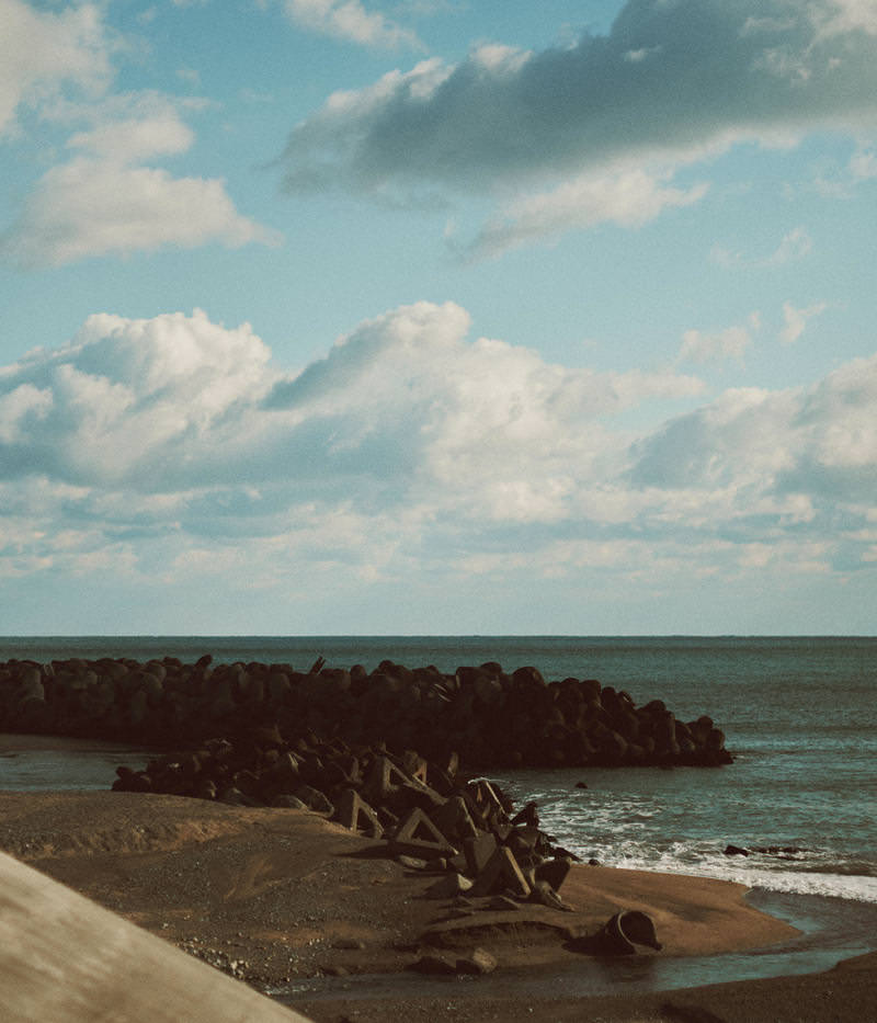 福島県広野町の防災緑地の消波ブロックと海、青空