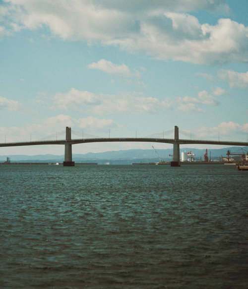 青空と海に映える小名浜マリンブリッジの斜張橋