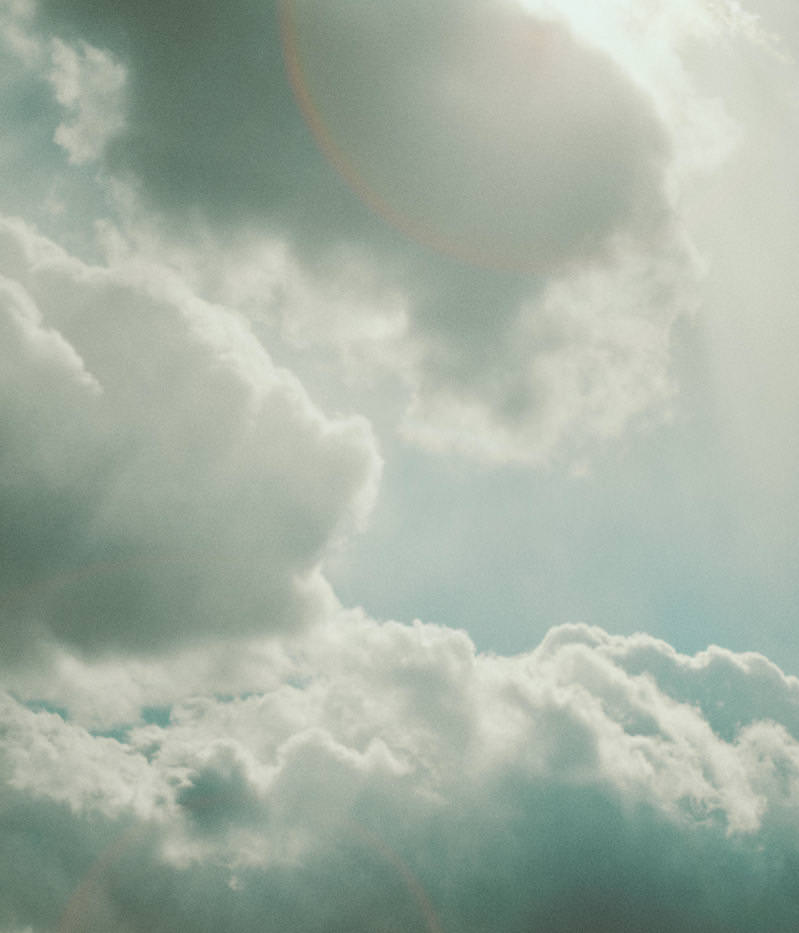 太陽と白い積雲が浮かぶ青い空