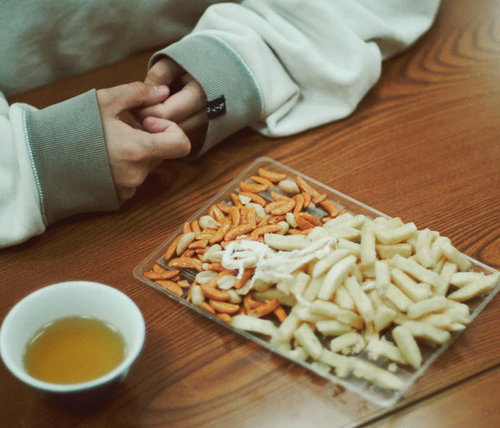 温泉宿しおかぜ荘で柿ピーを食べながらくつろぐ幼い子ども