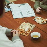 お菓子をつまみながら雑談しながら旅の予定を決めるの写真