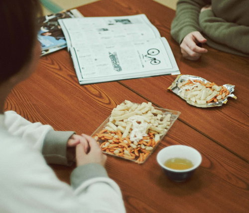 お菓子をつまみながら雑談しながら旅の予定を決める