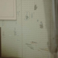 放送室の壁に描かれた相合い傘の落書きと学生時代の思い出の写真