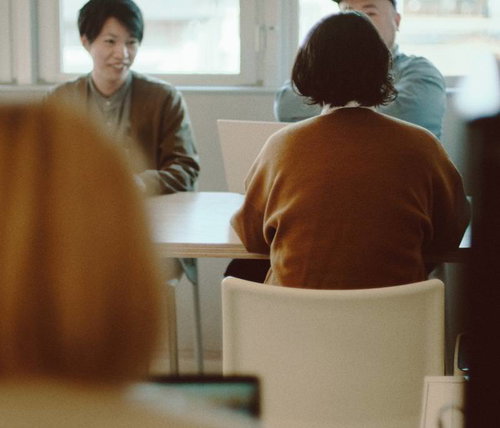 コワーキングスペースでミーティングを開く男性を含むメンバー