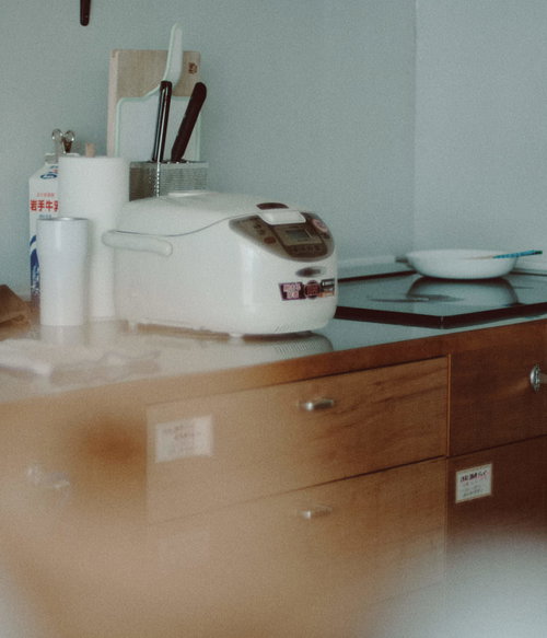 炊飯ジャーが置かれたキッチン（小高パイオニアヴィレッジ）