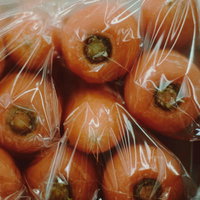 福島県南相馬市産のビニール袋に入ったにんじんの写真