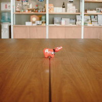 KUMA PRE施設内に展示された赤べこの写真
