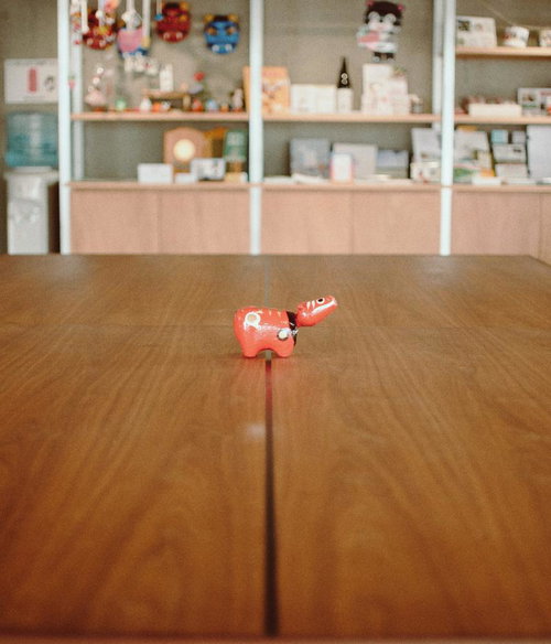 KUMA PRE施設内に展示された赤べこ