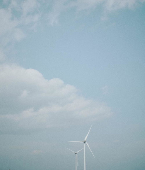 福島県南相馬の浜通りに立つ白い風力発電タービン