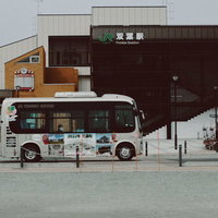 双葉駅前のバス乗り場に停車する東北アクセスバスの写真