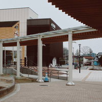 双葉駅前のロータリーと駅舎（2023年）の写真