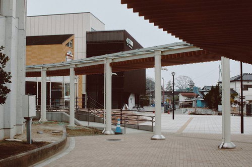 双葉駅前のロータリーと駅舎（2023年）