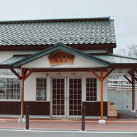 福島県双葉郡夜ノ森駅前の木造駅舎待合室の格子窓と瓦屋根の写真