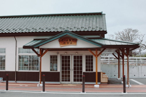 福島県双葉郡夜ノ森駅前の木造駅舎待合室の格子窓と瓦屋根