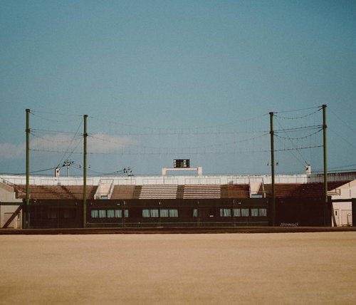 福島県南相馬市みちのく鹿島球場の観客席とバックネット